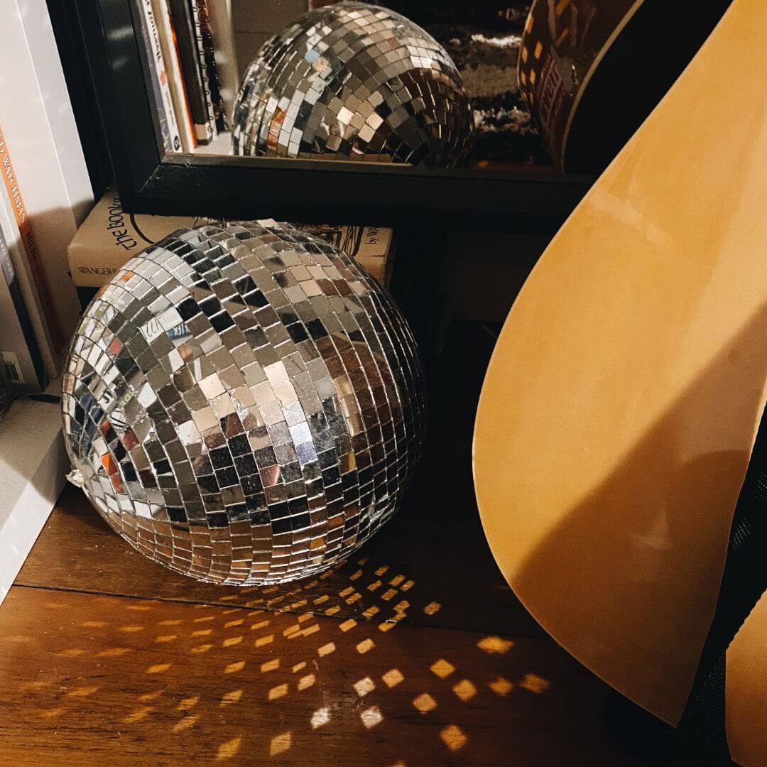 new-years-eve-with-kids-at-home-how-to-celebrate-new-years-eve-at-home-with-kids-low-key-new-years-eve-at-home-at-home-new-years-eve-party-at-home-with-kids-pretty-little-motherhood